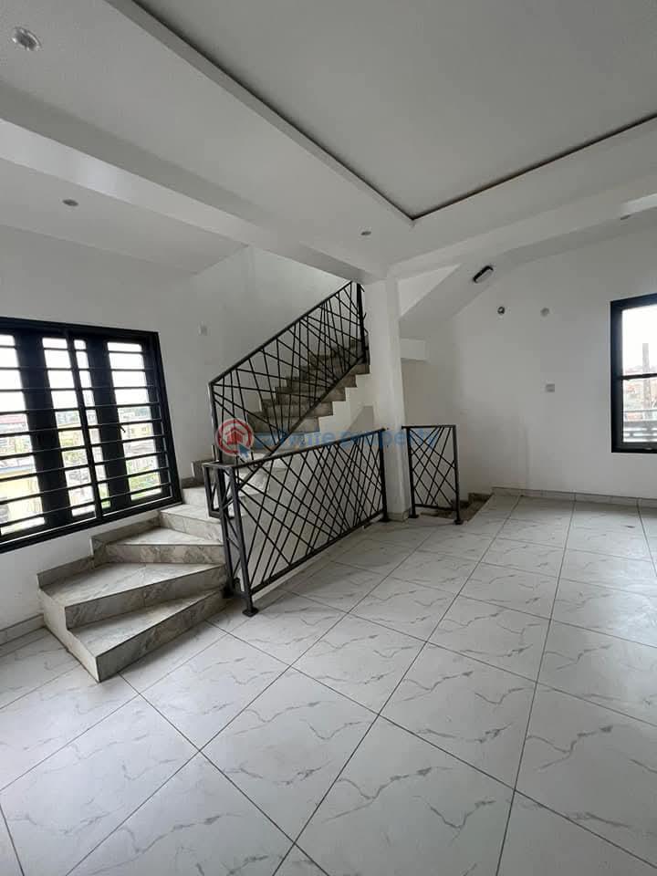 4 bedroom Terraced Duplex For Sale Obanikoro Close To Anthony Obanikoro Shomolu Lagos - 12