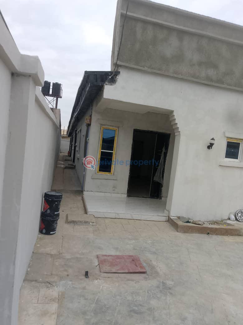 8 bedroom Detached Bungalow For Sale Off Governor Road Lagos Ikotun Lagos Governor's Road Ikotun Ikotun/Igando Lagos - 5
