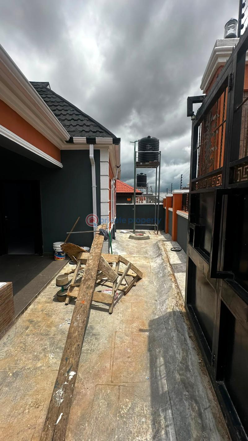 House For Sale Less Than 1 Min Drive To The Express. Ifesowapo Street, Akala Express, Ibadan. Ibadan Oyo - 2