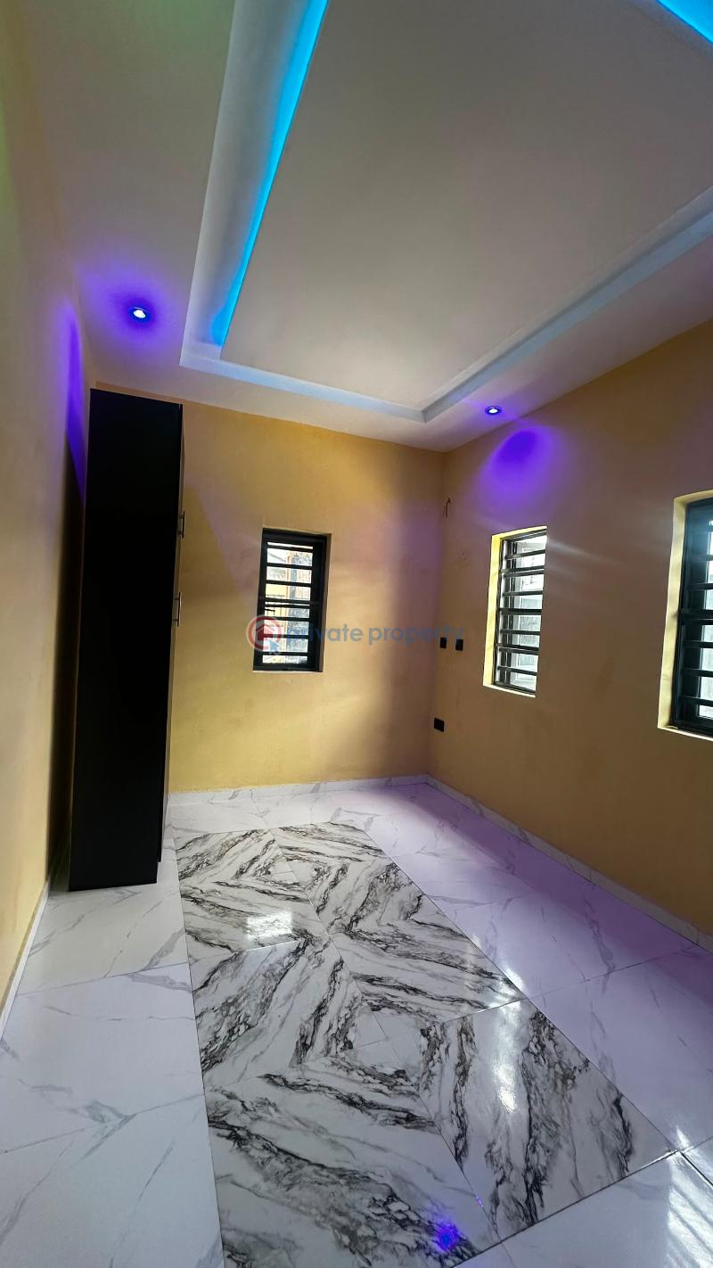 House For Sale Less Than 1 Min Drive To The Express. Ifesowapo Street, Akala Express, Ibadan. Ibadan Oyo - 16