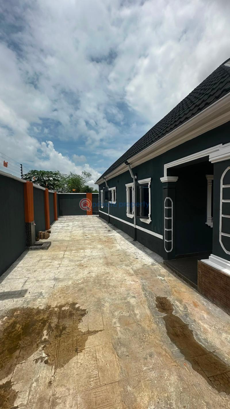 House For Sale Less Than 1 Min Drive To The Express. Ifesowapo Street, Akala Express, Ibadan. Ibadan Oyo - 3
