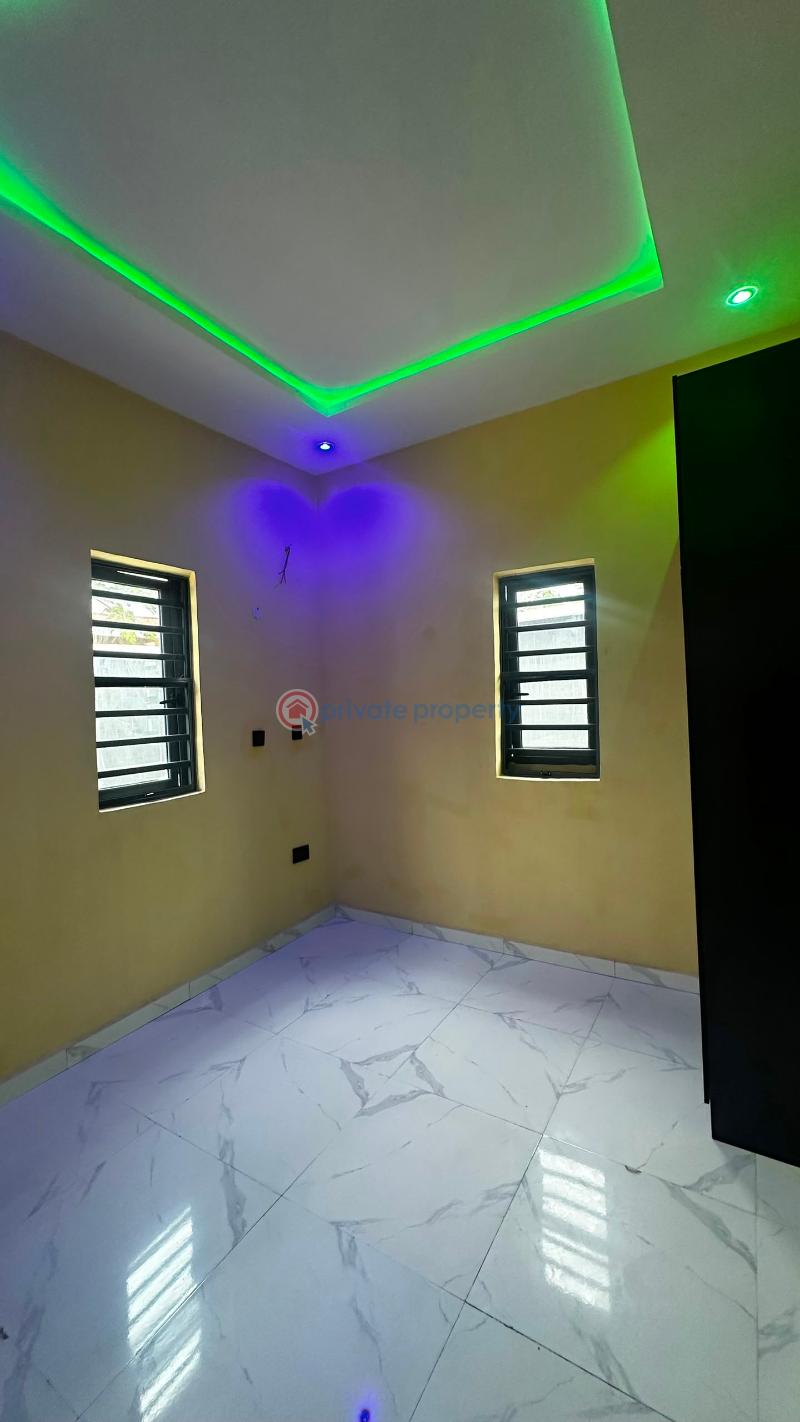 House For Sale Less Than 1 Min Drive To The Express. Ifesowapo Street, Akala Express, Ibadan. Ibadan Oyo - 18