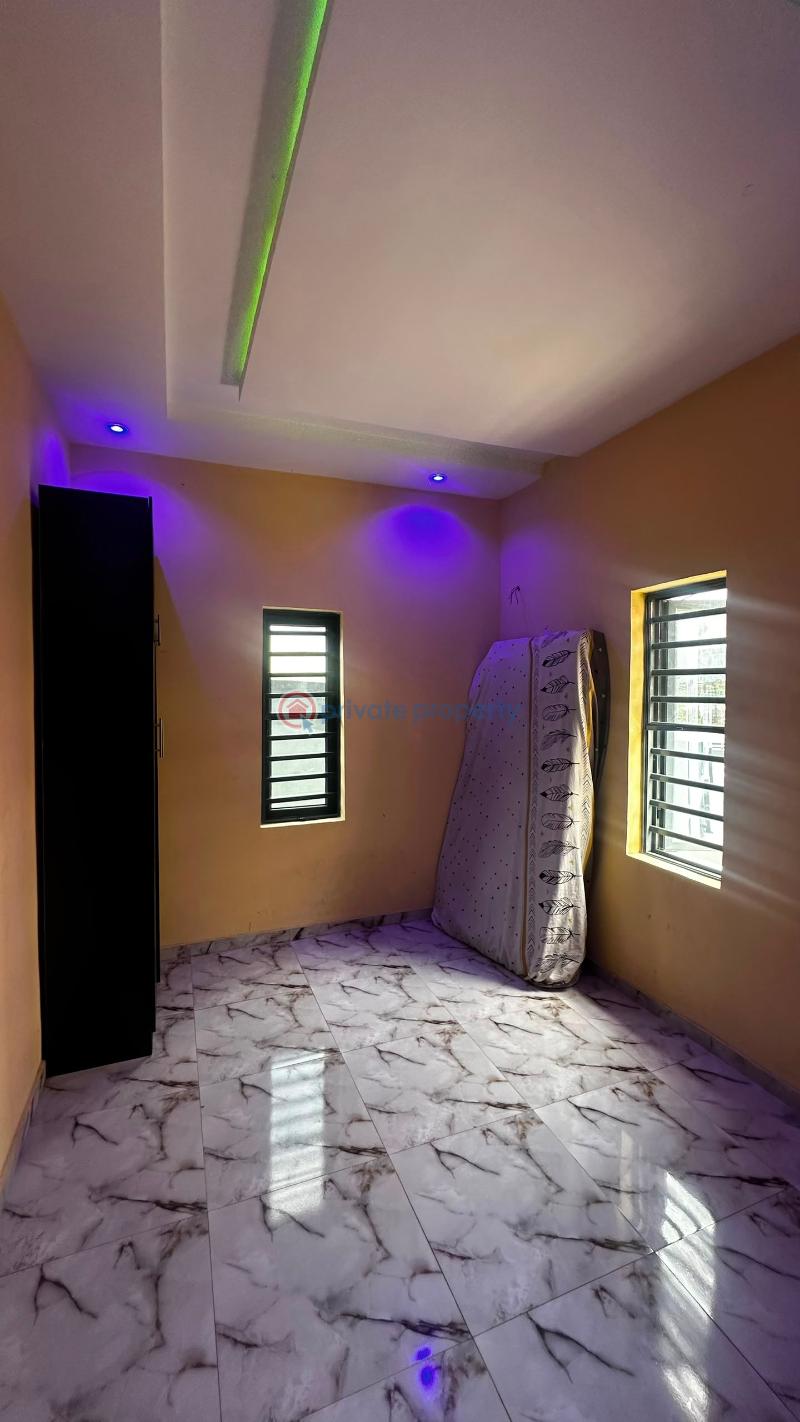 House For Sale Less Than 1 Min Drive To The Express. Ifesowapo Street, Akala Express, Ibadan. Ibadan Oyo - 20