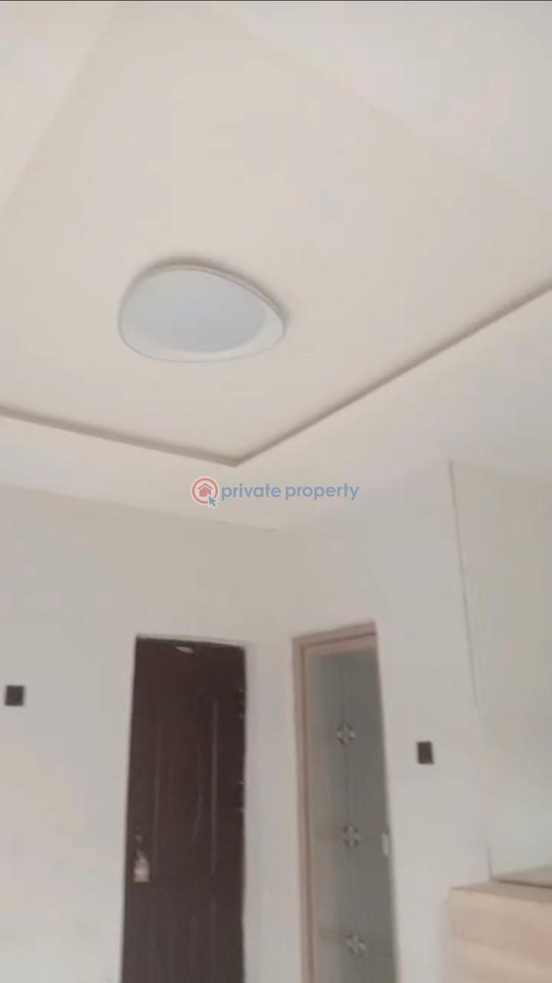 Newly built and standard-spacious roomself con with water heater, cabinets, personal-meter,&modern-features-in-a-serene- - 1 Self Contain For Rent Off Adekunle Kuye Surulere Lagos - 1