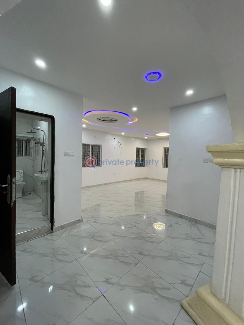 House For Rent At Opere Close, Podo Area, New Garage, Ibadan. Proximity: (akala Express ,mog 77 Hotel, Top One Garden Podo, New Garage Busstop, Orita Challenge)  Ibadan Oyo - 9