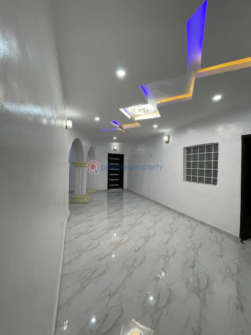 House For Rent At Opere Close, Podo Area, New Garage, Ibadan. Proximity: (akala Express ,mog 77 Hotel, Top One Garden Podo, New Garage Busstop, Orita Challenge)  Ibadan Oyo - 17