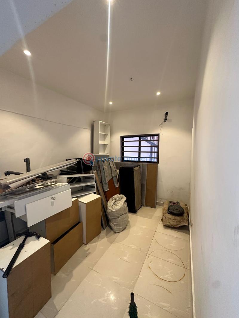 Newly renovated 150sqm ground floor space on busy street - 4 Office For Rent Lekki Phase 1 Lagos - 4