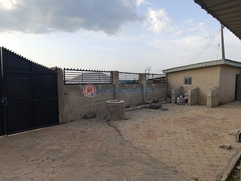 House For Sale Location : Adeleye, Olodo, Ibadan. *proximity* : 1 Seconds To The Tarred Road, Very Close To The Main Road. Ibadan Oyo - 4