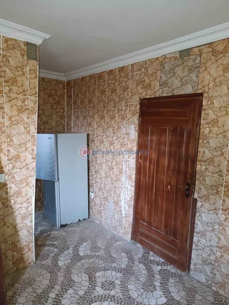 House For Sale Location : Adeleye, Olodo, Ibadan. *proximity* : 1 Seconds To The Tarred Road, Very Close To The Main Road. Ibadan Oyo - 6