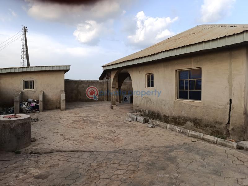 House For Sale Location : Adeleye, Olodo, Ibadan. *proximity* : 1 Seconds To The Tarred Road, Very Close To The Main Road. Ibadan Oyo - 3