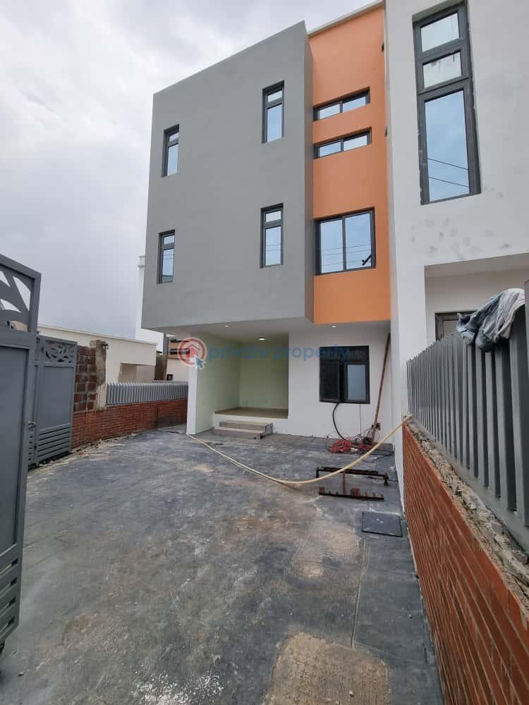 4 bedroom Semi detached Duplex For Sale Sunmola Street Mende Maryland Lagos - 0
