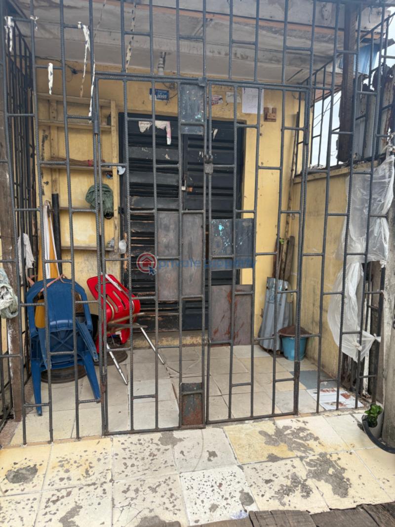 1 bedroom Shop For Sale Mogaji Ijeshatedo Surulere Lagos - 0