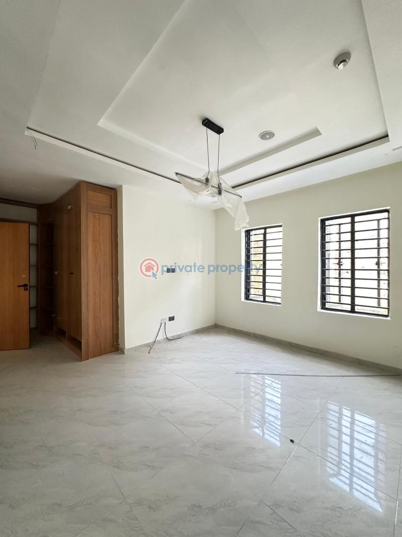 Spacious 3 bedroom apartment with swimming pool & gym. - 3 3 bedroom Block Of Flats For Sale Freedom Way Lekki Lagos - 3