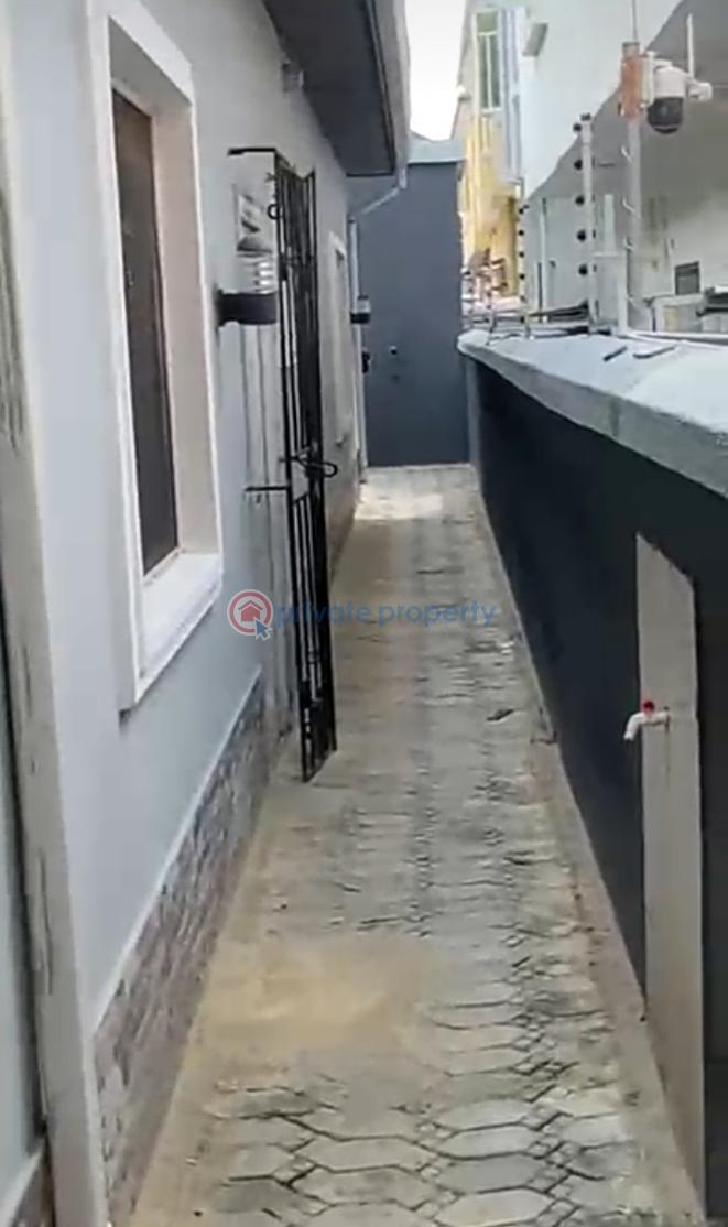 Spacious detached  3bedroom bungalow with large self compound { video} - 8 3 bedroom Flat & Apartment For Rent Thomas Estate Ajah Lagos - 8