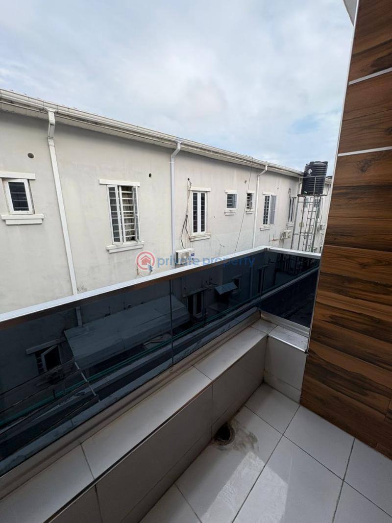 Spacious master’s room upstairs with jacuzzi & balcony - 1 1 bedroom Shared Apartment For Rent Van Daniel, Orchid Lekki Lagos - 1