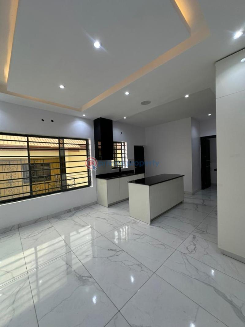 Spaciously built 3bedroom apartment with bq and elevator - 3 3 bedroom Block Of Flats For Sale Lekki Phase 1 Lagos - 3