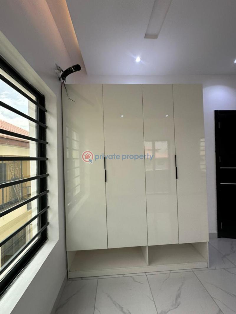 Spaciously built 3bedroom apartment with bq and elevator - 15 3 bedroom Block Of Flats For Sale Lekki Phase 1 Lagos - 15