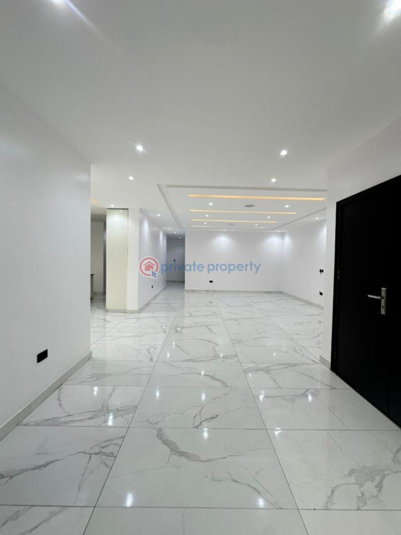 Spaciously built 3bedroom apartment with bq and elevator - 1 3 bedroom Block Of Flats For Sale Lekki Phase 1 Lagos - 1