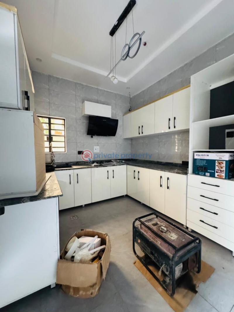 4 bedroom Semi detached Duplex For Sale Spaciously Built 4 Bedroom Semi Detached Duplex, Jibowu Yaba Jibowu Yaba Lagos - 7