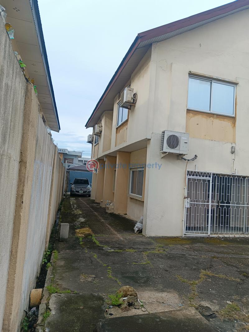 6 bedroom Detached Duplex For Sale Iupeju Estate Coker Road Ilupeju Lagos - 4