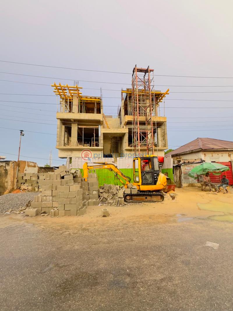 3 bedroom Block Of Flats For Sale Standard Built 3 Bedroom Apartment With Bq And Elevator , Yaba Yaba Lagos - 2