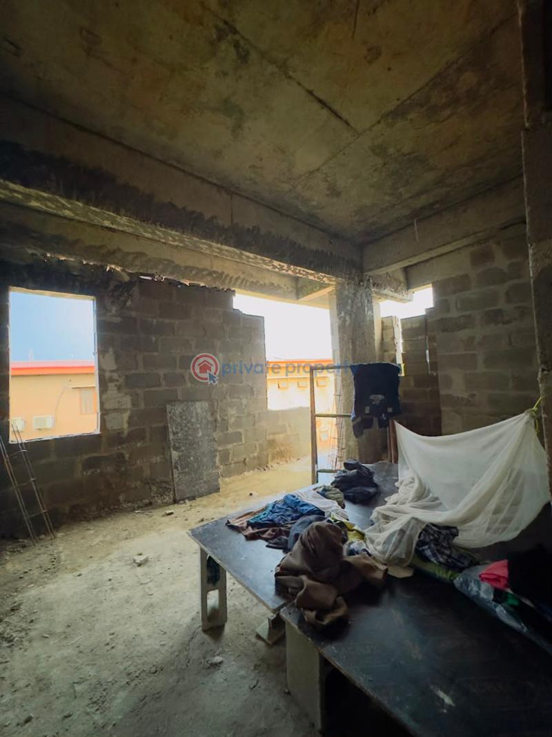 3 bedroom Block Of Flats For Sale Standard Built 3 Bedroom Apartment With Bq And Elevator , Yaba Yaba Lagos - 12