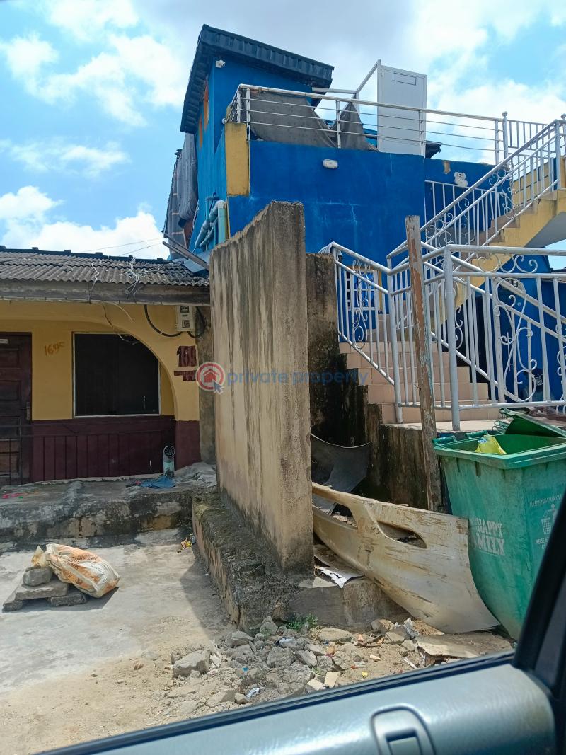 3 bedroom Restaurant/Bar For Sale Off Akerele Street Surulere Lagos - 3