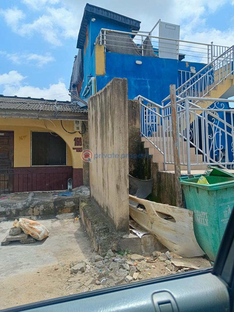 3 bedroom Restaurant/Bar For Sale Off Akerele Street Surulere Lagos - 1