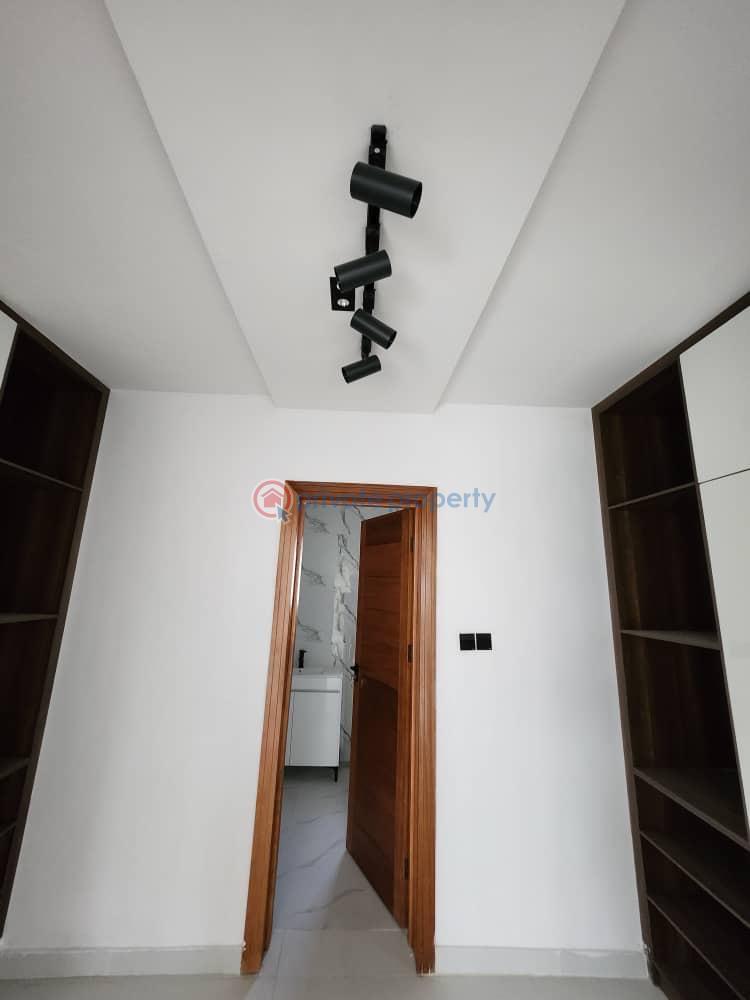 Stunning 4 bedroom detached house with ample parking ( 8 cars) - 21 4 bedroom Detached Duplex For Sale Royal Gardens Estate Lekki Expressway Lagos - 21
