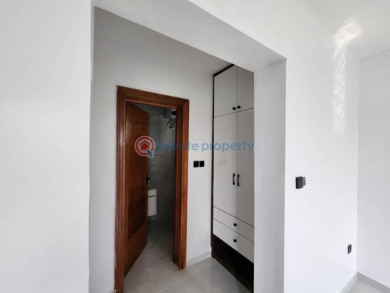 Stunning 4 bedroom detached house with ample parking ( 8 cars) - 23 4 bedroom Detached Duplex For Sale Royal Gardens Estate Lekki Expressway Lagos - 23