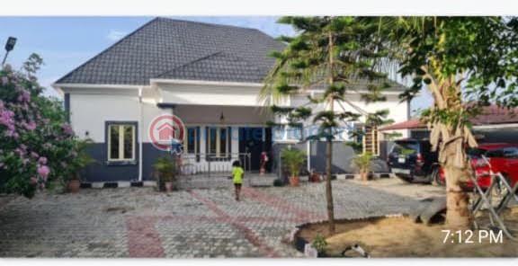 4 bedroom Detached Bungalow For Sale Mayfair Gardens Estate Awoyaya Ajah Lagos - 6