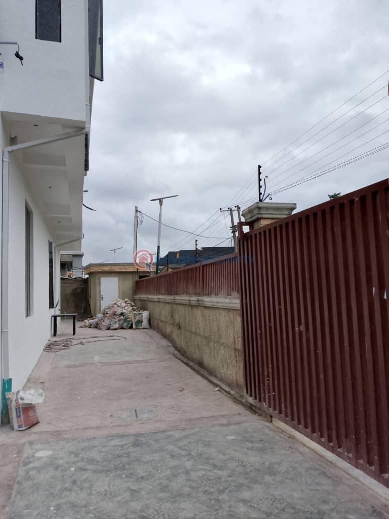 4 bedroom Terrace For Sale Off Mabo Surulere Surulere Lagos - 2