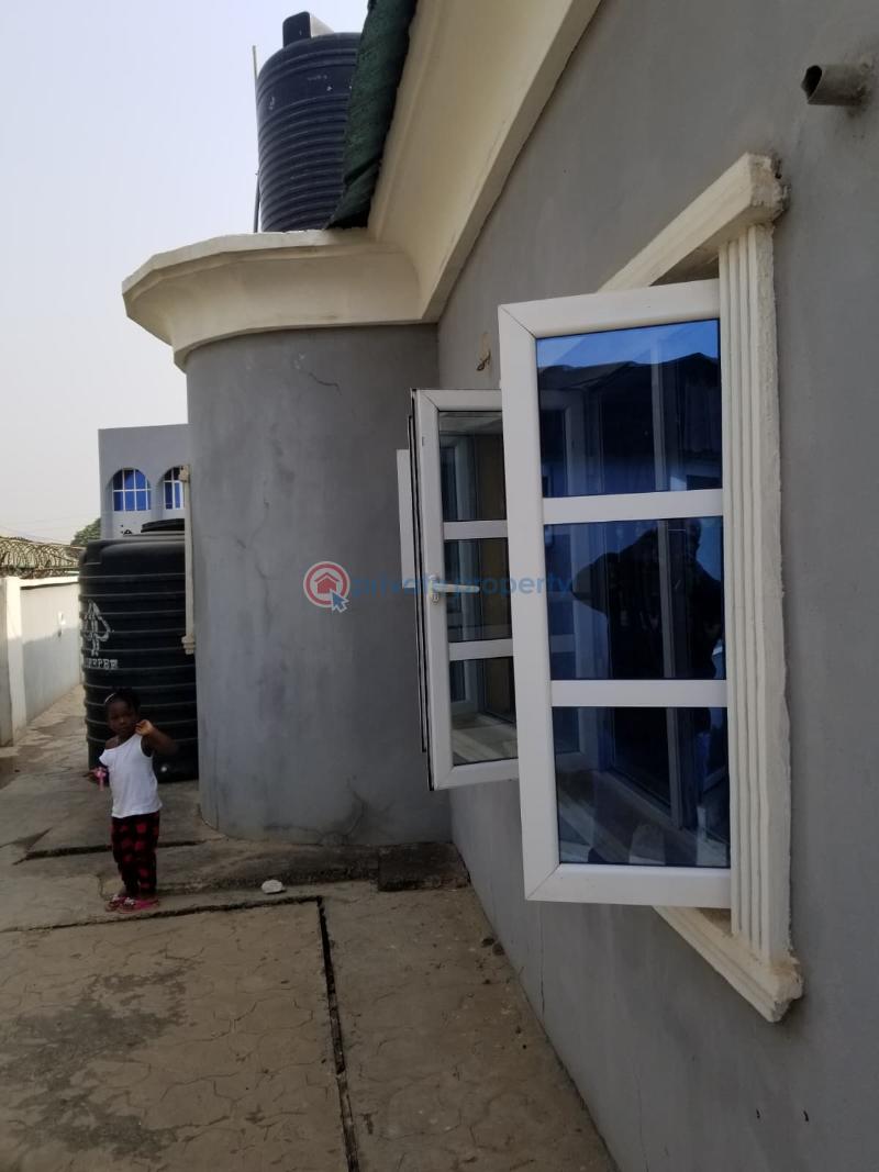 5 bedroom Detached Bungalow For Sale Soka Ibadan Oyo - 4