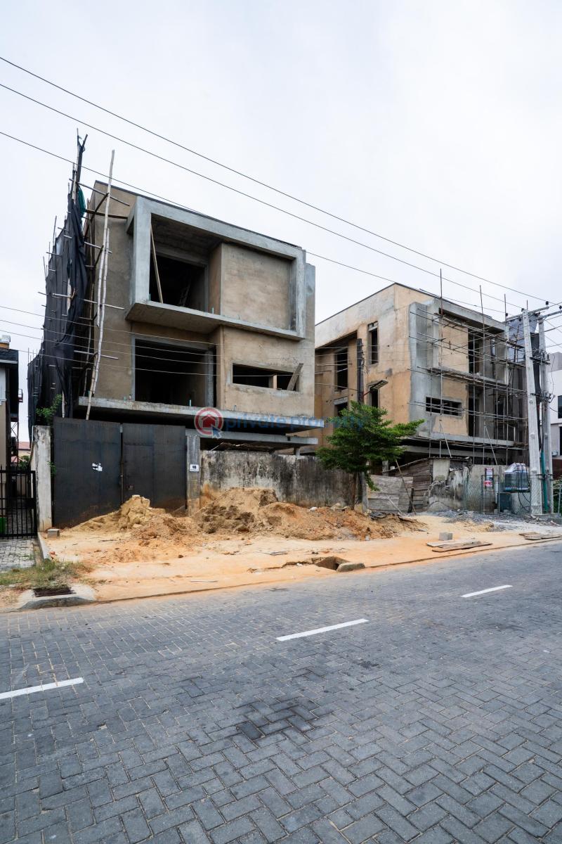 Tastefully finished 5 bedroom fully detached duplexes each with a bq, pool and study. - 1 5 bedroom Detached Duplex For Sale U3 Estate Lekki. Lekki Phase 1 Lagos - 1