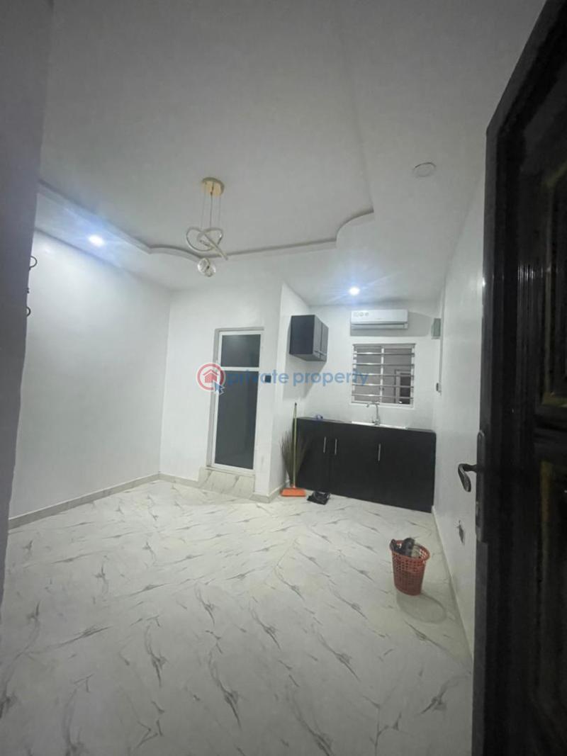 Self Contain For Sale Off Pedro Rd Ladilak Shomolu Lagos