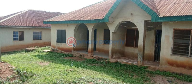 3 bedroom Detached Bungalow For Sale Lifefort Area Adeosun Ologuneru Road Ibadan Ibadan Polytechnic/University of Ibadan Oyo - 0