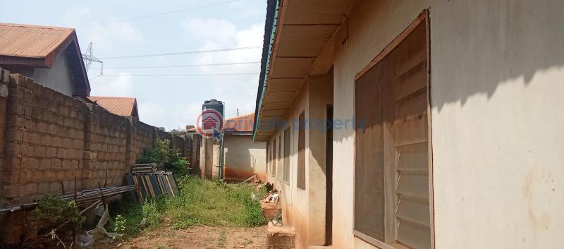 3 bedroom Detached Bungalow For Sale Lifefort Area Adeosun Ologuneru Road Ibadan Ibadan Polytechnic/University of Ibadan Oyo - 6
