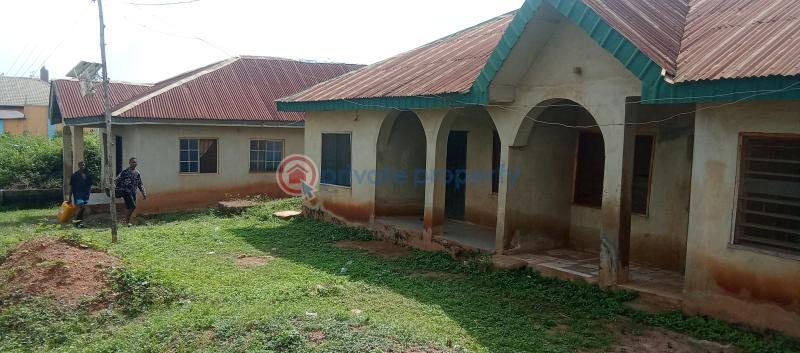 3 bedroom Detached Bungalow For Sale Lifefort Area Adeosun Ologuneru Road Ibadan Ibadan Polytechnic/University of Ibadan Oyo - 4