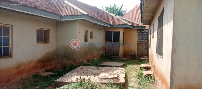 3 bedroom Detached Bungalow For Sale Lifefort Area Adeosun Ologuneru Road Ibadan Ibadan Polytechnic/University of Ibadan Oyo - 3