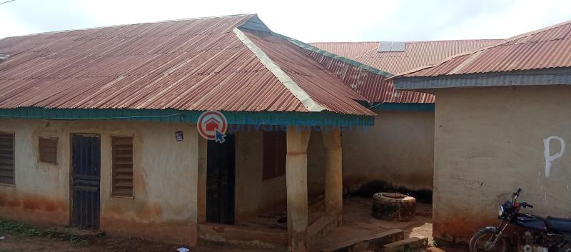 3 bedroom Detached Bungalow For Sale Lifefort Area Adeosun Ologuneru Road Ibadan Ibadan Polytechnic/University of Ibadan Oyo - 1