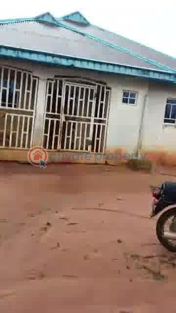 3 bedroom Bungalow For Sale At Oluku, Benin Akure Rd Along Mopol Sawmill Rd. Benin Edo - 2