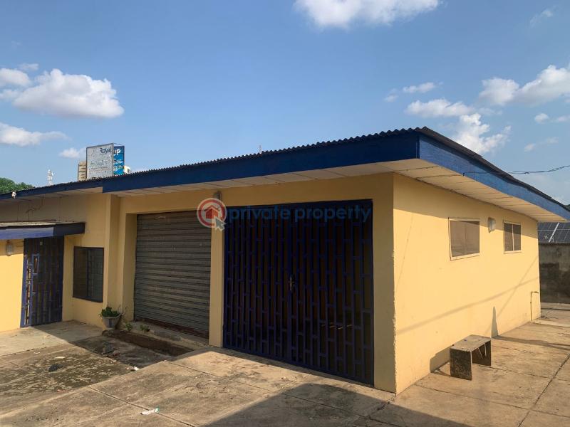 4 bedroom Office For Rent To Let —— A 4bedroom Bungalow With 2rooms Bq Self Compound Forawolowo Road Old Bodija Ibadan. Bodija Ibadan Oyo