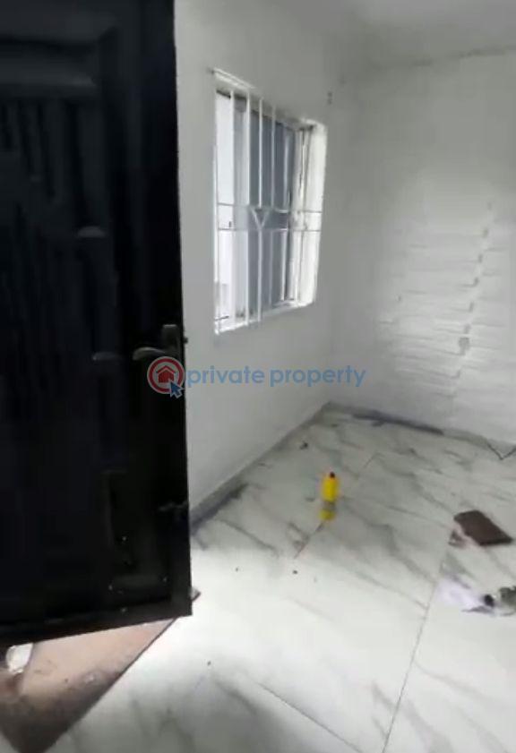 2 bedroom Block Of Flats For Rent Onike Yaba Lagos - 2