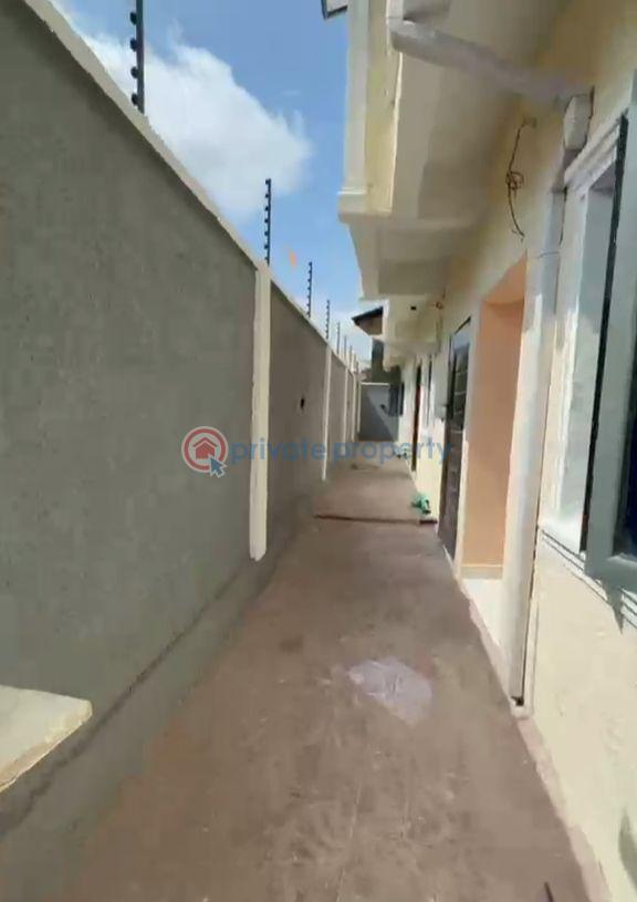 2 bedroom Block Of Flats For Rent Ijesha Surulere Lagos - 11