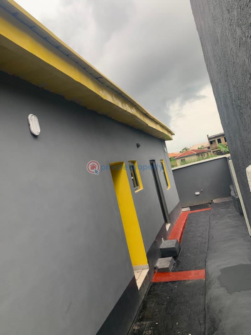 2 bedroom Block Of Flats For Rent Yellow Gate Estate, Alaaka/mogana Elebu Akala Express Ibadan Oyo - 1