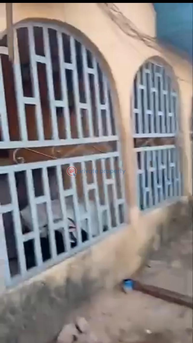Block Of Flats For Sale Off Benin Agbor Road Behind Guinness Brewery. Benin Edo - 3