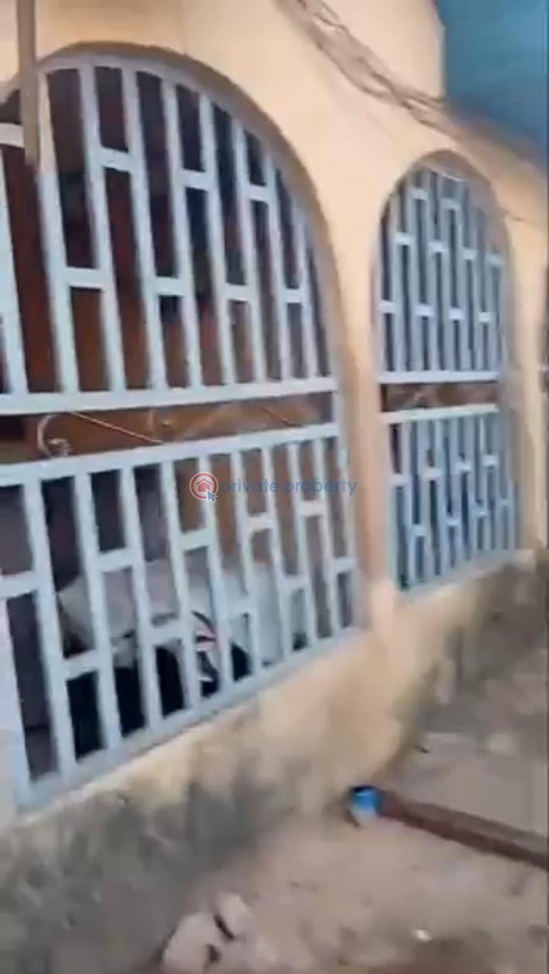 Block Of Flats For Sale Off Benin Agbor Road Behind Guinness Brewery. Benin Edo - 2