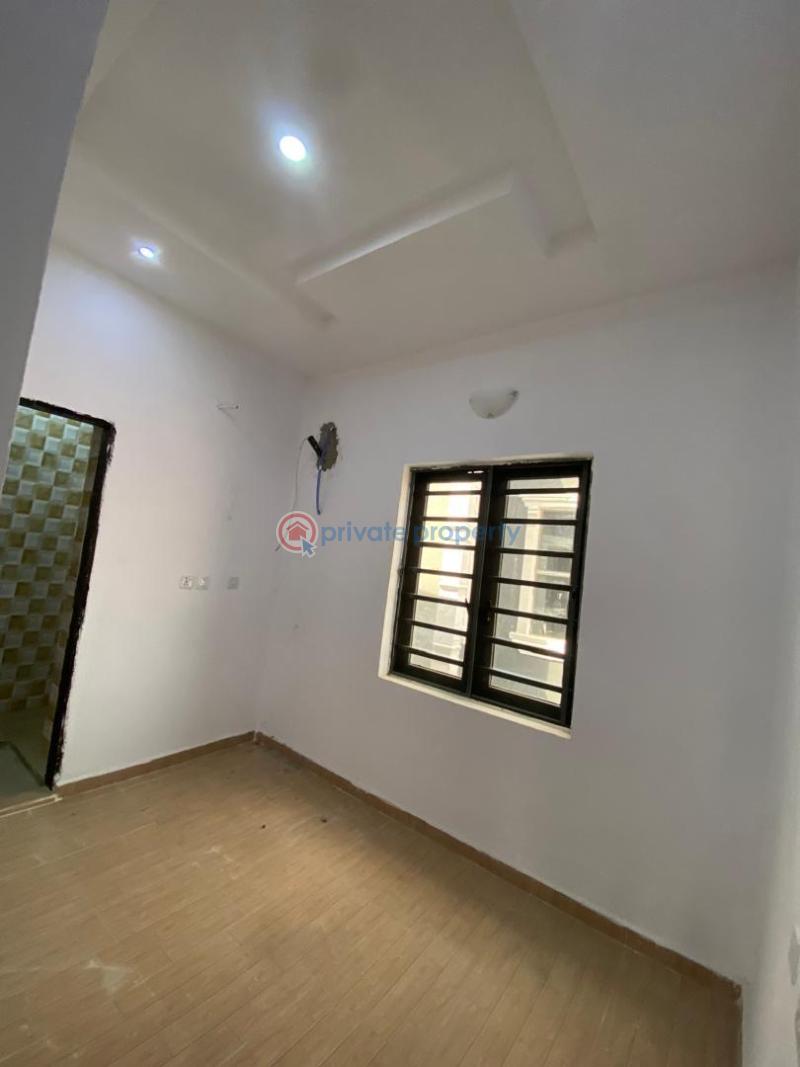 2 bedroom Block Of Flats For Rent Behind Faith Foundation. 2 Minutes Walk To The Main Road. Oluyole Estate Ibadan Oyo - 4