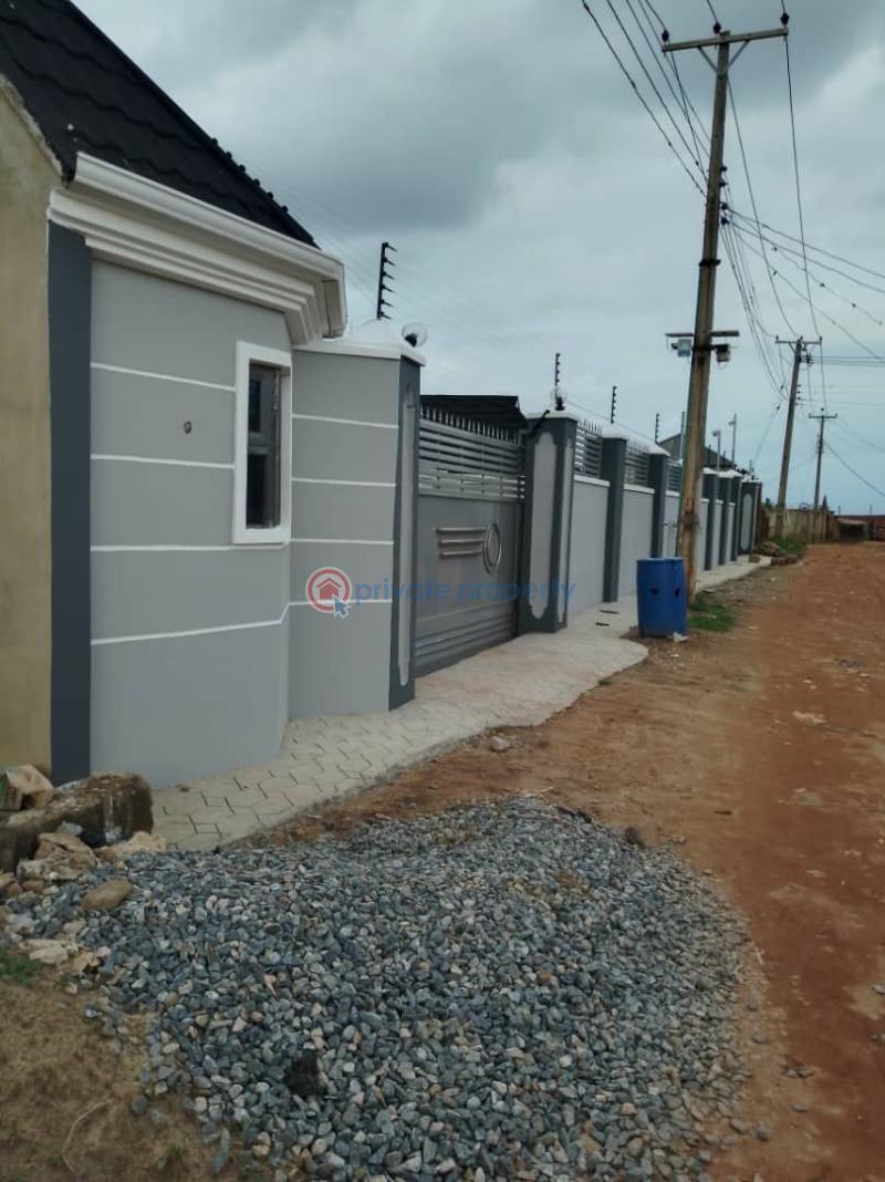 3 bedroom Bungalow For Sale Gbagi, Airport Road Ibadan Oyo - 1