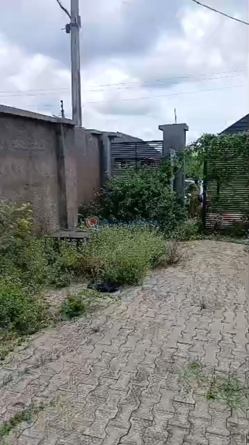 Duplex For Sale Uholor Community, Close To Enogie Palace, Off Airport Road, Off Ekenwan Road.* Benin Edo - 1